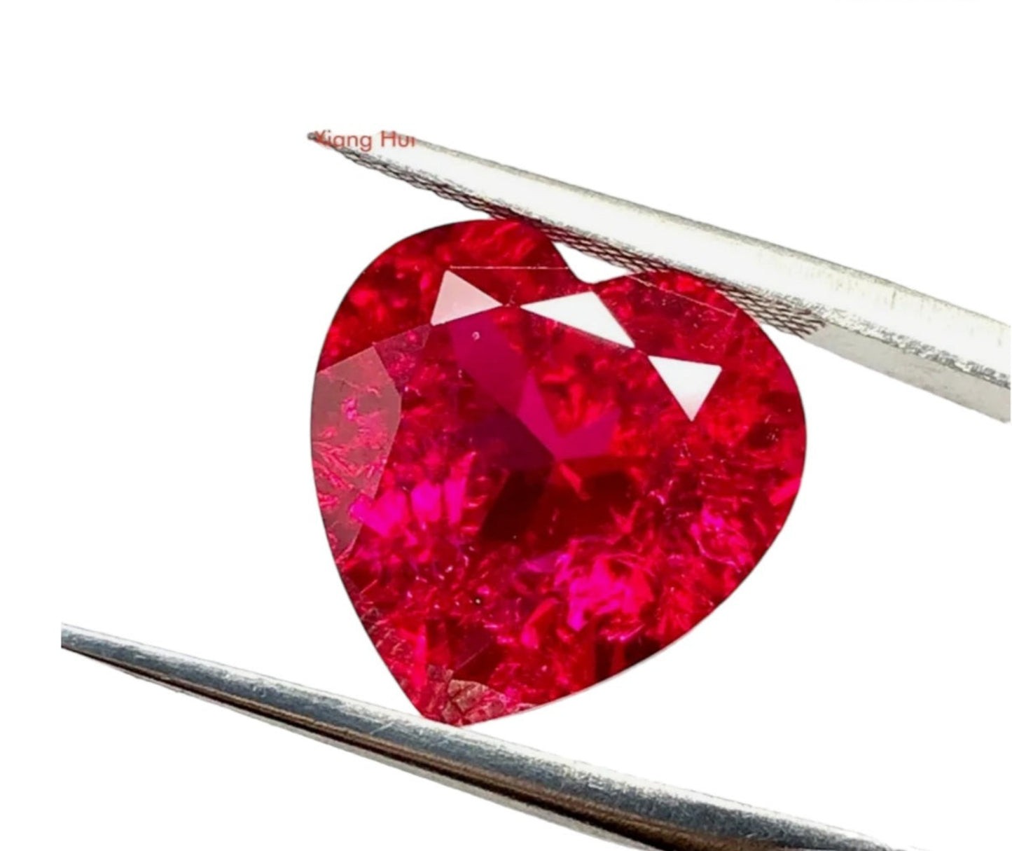 natural heart cut ruby ​​2.00 ct transparent pigeon red