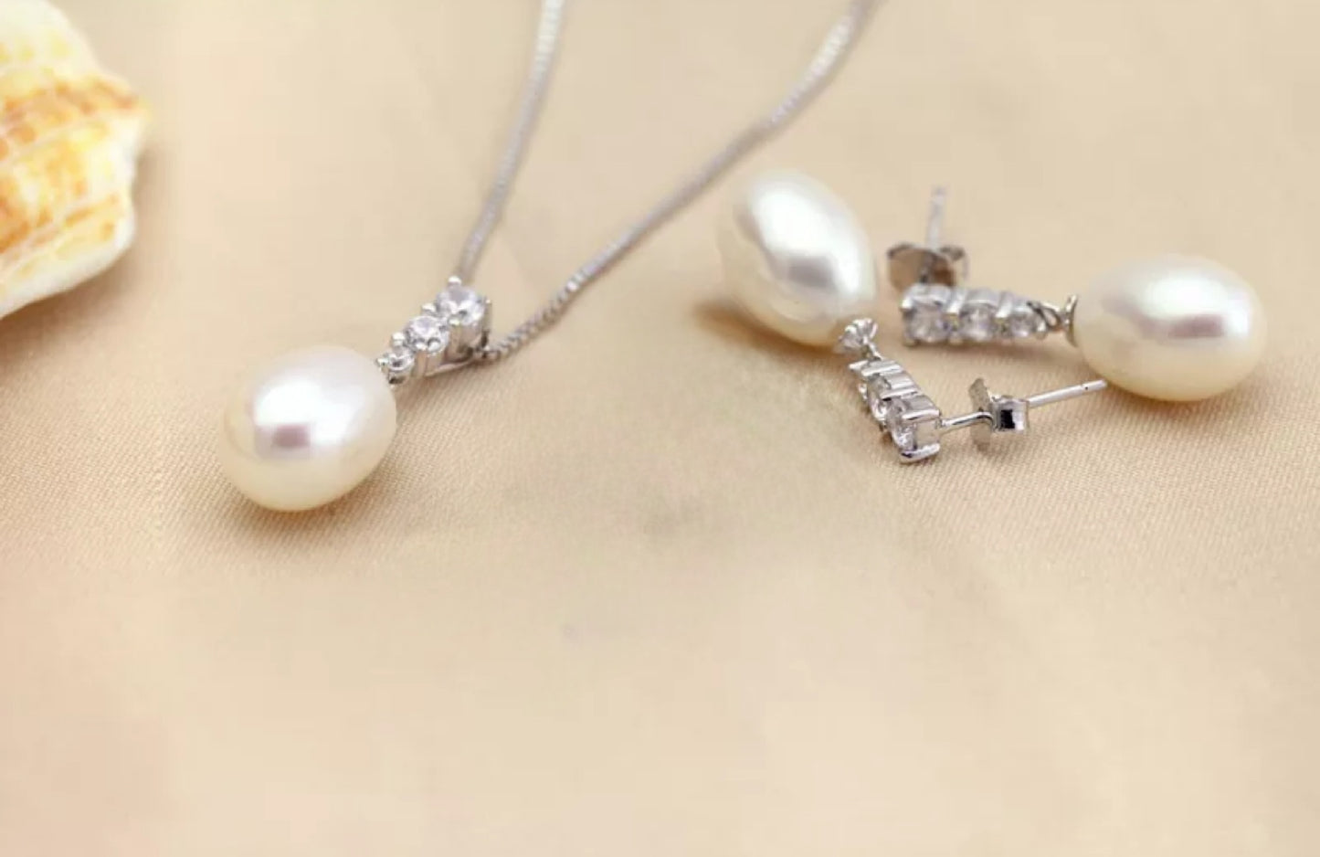 complete trilogy set of necklace and earrings with natural white pearl, natural diamond 0.90ct Color E VVS1