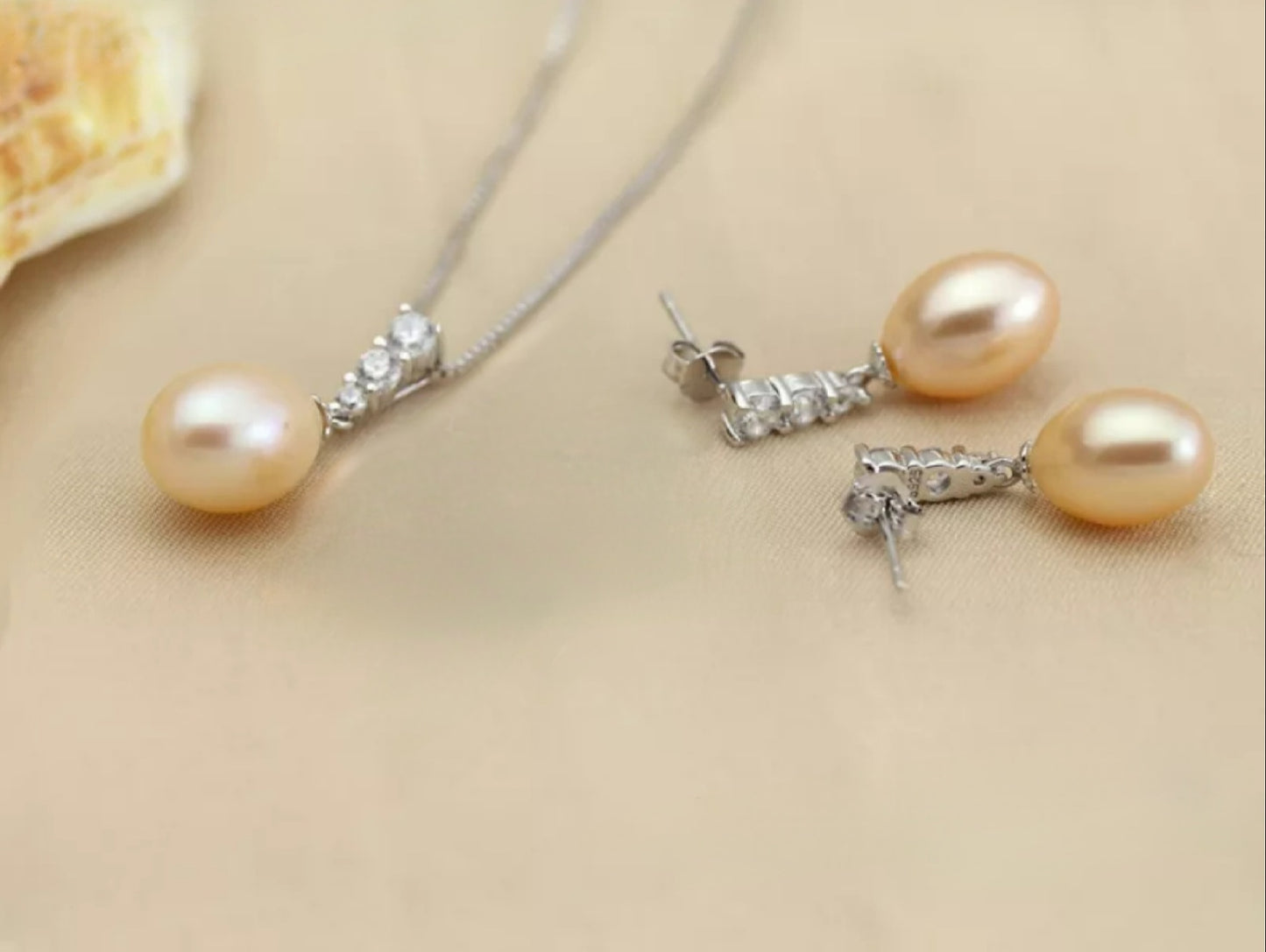 complete trilogy set of necklace and earrings with natural white pearl, natural diamond 0.90ct Color E VVS1