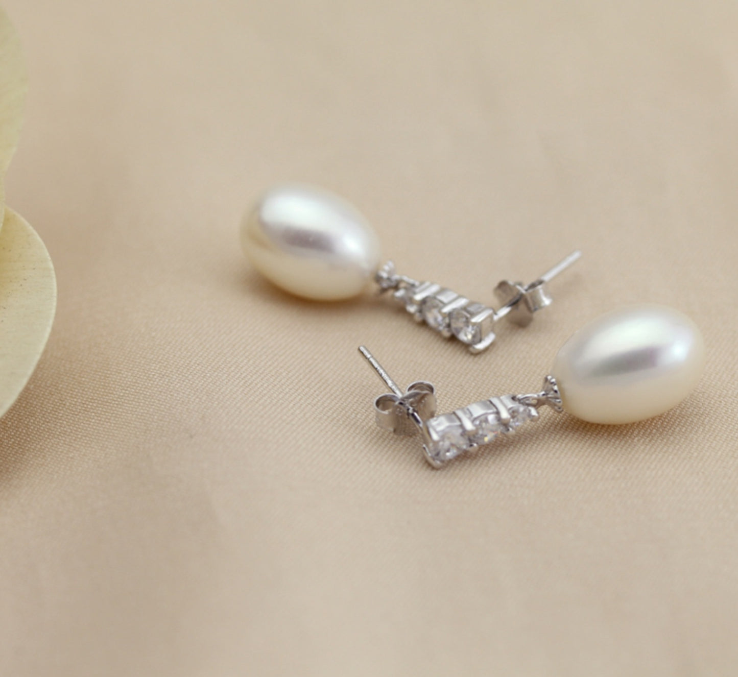 complete trilogy set of necklace and earrings with natural white pearl, natural diamond 0.90ct Color E VVS1