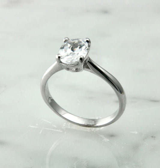 Oval solitaire ring in 18k white gold and central natural diamond 0.55 ct